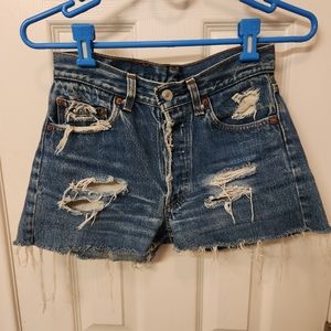 Levi's vintage 1996 destroyed shorts size 28
